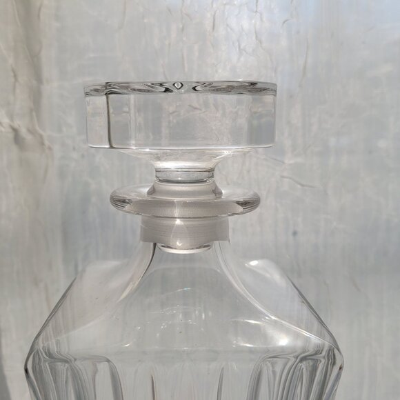 Elegant Crystal Glass Decanter With Stopper For Whiskey Or Wine Storage - Picture 3 of 10